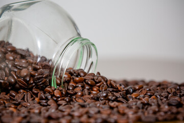 Grãos de café recém-retirados da fazenda espalham-se sobre a mesa, com o pó fino derramando-se...