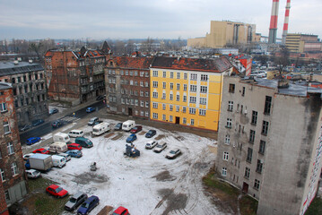 Stare i zniszczone kamienice mieszkalne w centrum miasta do remontu.   © FotoDax