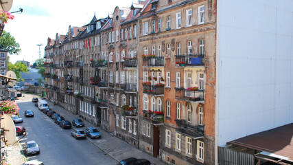 Stare i zniszczone kamienice mieszkalne w centrum miasta do remontu.   © FotoDax