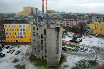 Stare i zniszczone kamienice mieszkalne w centrum miasta do remontu.   © FotoDax