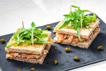 salmon tartare with green ruccola