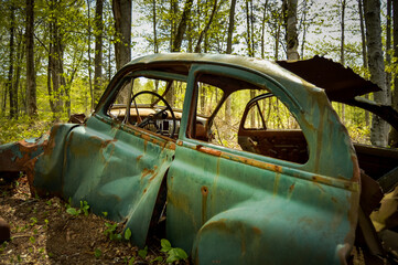 Vieille auto abandonnée dans la forêt