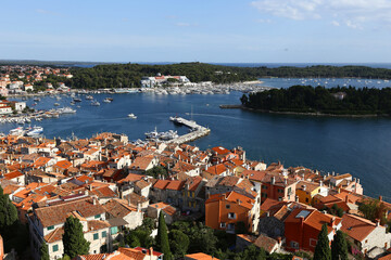 Piękny wakacyjny widok na stare miasto i czerwone dachy w Chorwacji. 