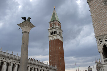 Fototapeta na wymiar Leone di Venezia e campanile piazza san marco