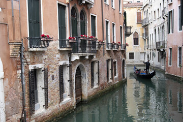 Fototapeta na wymiar Gondola in mezzo al canale di venezia