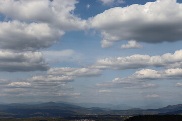 青空を背景にしたの本の美しい風景