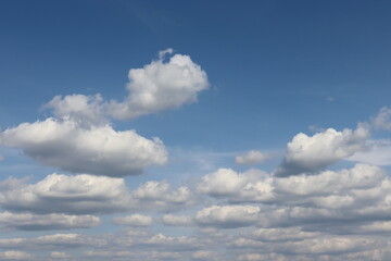 いくつかの雲と青い空