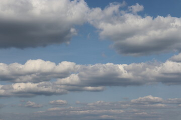 いくつかの雲と青い空