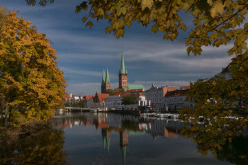 Fototapeta premium Malerischer Blick über die Obertrave auf die historische Altstadt von Lübeck.