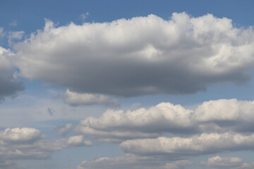 いくつかの雲と青い空
