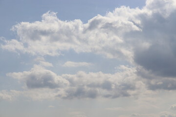 いくつかの雲と青い空