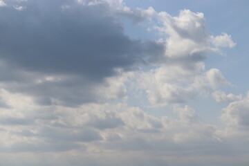 いくつかの雲と青い空