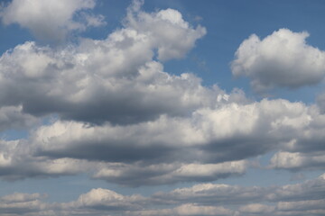 いくつかの雲と青い空