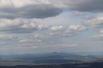 青空を背景にしたの本の美しい風景