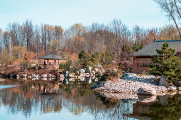 Obraz premium The teahouse view of the lake in the japanese garden