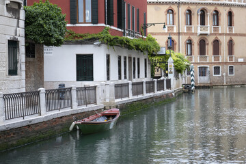 scorcio di canale con barca ormeggiata a Venezia