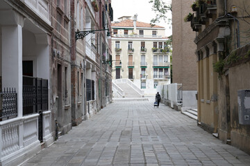 GRande vicolo di VEnezia con persona che cammina