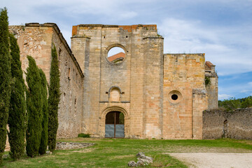 Fototapeta na wymiar Monasterio de Monsalud es un conjunto monástico cisterciense construido en la segunda mitad del siglo XII ,Córcoles, Guadalajara, Castilla la Mancha. España