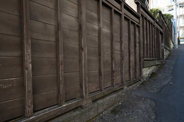 Fototapeta na wymiar 泉岳寺周辺の木の塀