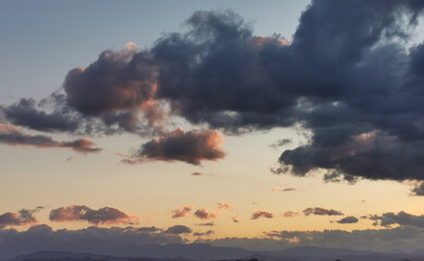 Nuvole colorate sopra le montagne al tramonto