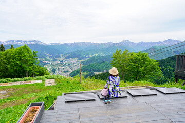 コロナ禍でも気軽に行ける一人旅で旅行する中高年女性