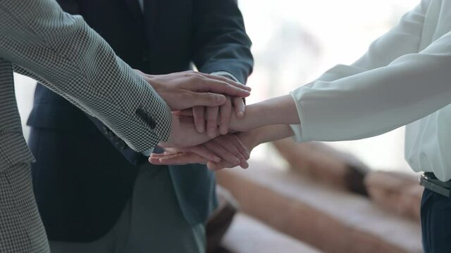 手を重ねる人々　ビジネスコンセプト