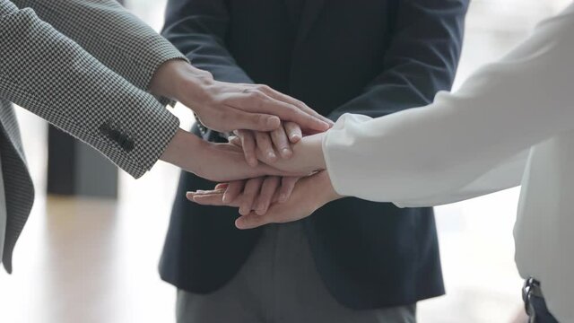 手を重ねる人々　ビジネスコンセプト