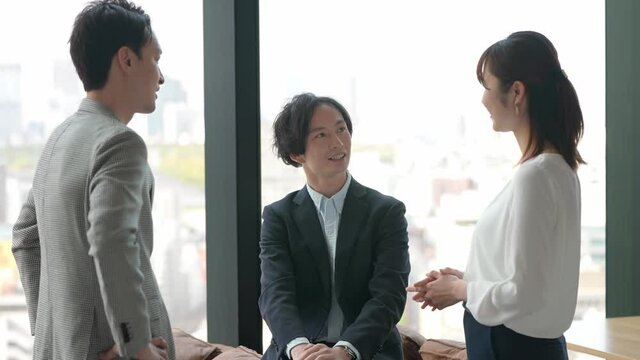 オフィスで打ち合わせをする人々