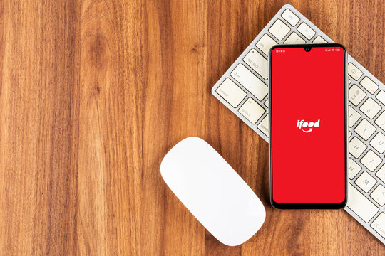 Editorial ilustrativo da iFood no smartphone.