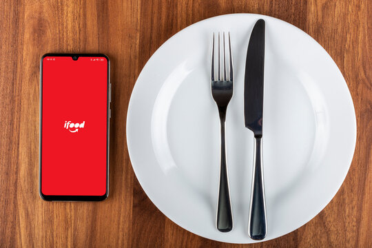 Editorial ilustrativo da iFood no smartphone.