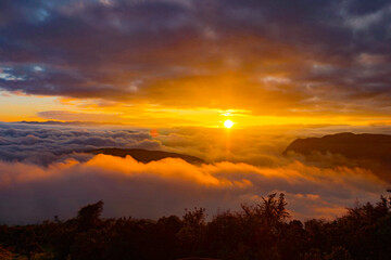 Obraz premium AMANECER ENTRE LOS CIELOS DE KUELAP - COLCHONES DE NUBES