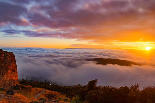AMANECER EN LA CIUDADELA DE KUELAP - COLCHON DE NUBES