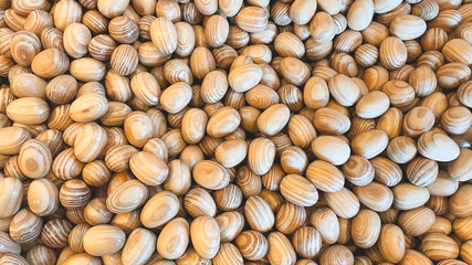 木材で作られた卵のおもちゃがたくさん敷き詰められた画像