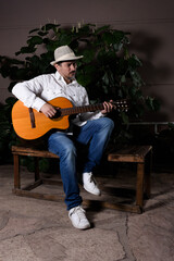 Retrato de guitarrista utilizando su instrumento musical en la noche