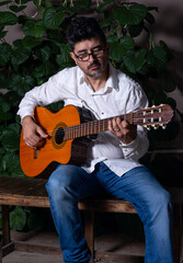 Obraz premium Cantante cubano con guitarra en la noche