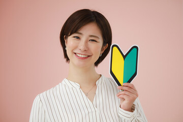 	初心者マークを持つ女性