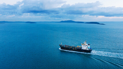 Ship sailing into Port Curtis at dawn, Gladstone, Queensland - obrazy, fototapety, plakaty