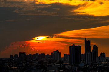 Obraz premium The high angle background of the city view with the secret light of the evening, blurring of night lights, showing the distribution of condominiums, dense homes in the capital community
