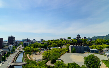 熊本城付近の坪井川と街並み景色 Tsuboi River and cityscape near Kumamoto Castle (復興工事完了・足場が外れた天守閣) (Reconstruction work completed, castle tower with scaffolding removed) 日本2021年春 Photographed in spring 2021 in Japan 