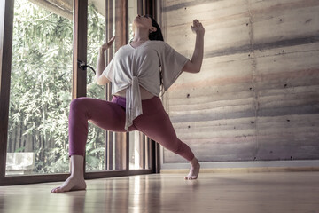 mujer practicando posturas de yoga