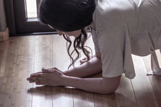 mujer practicando posturas de yoga