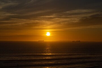 Obraz premium Orange Sky during sunset in Bloubergstrand, Cape Town in the Western Cape of South Africa
