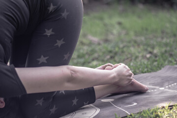 Fototapeta premium mujer practicando posturas de yoga