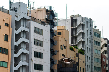 通風孔の塔と雑居ビル群