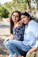 Retrato de dos Mujeres bonitas Guatemaltecas, en un parque rodeado de naturaleza al aire libre.