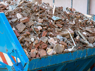 Ziegelsteine in einem Container Bauschutt
