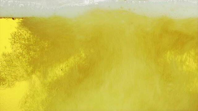 Nahaufnahme beim Einschenken von Bier in ein Glas mit Aufsteigende Blasen