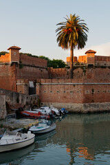 Stare miasto w Livorno, stare kamienice nad kanałem © Miroslaw
