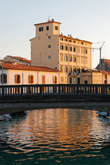 Stare miasto w Livorno, stare kamienice nad kanałem © Miroslaw