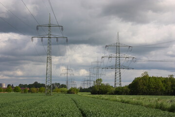 Strommasten auf dem Lande